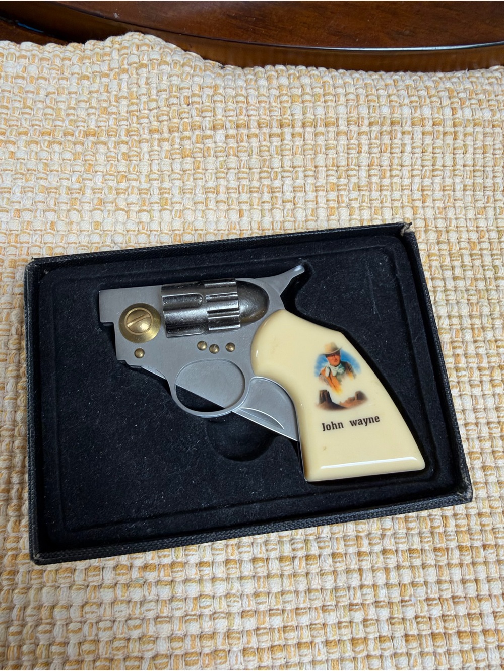 John Wayne  Collectors Gun Folding Knife Revolver Style